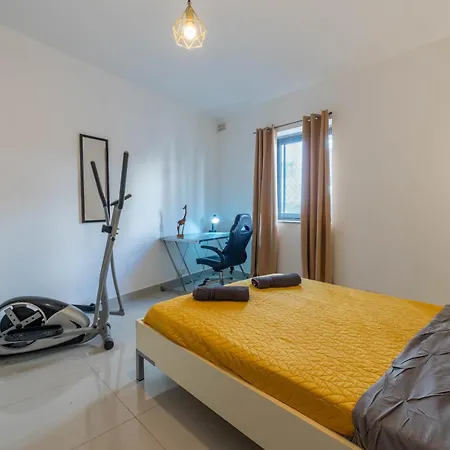 Spacious With Balcony Bbq & Games - Sleep 6 By Quicktrips