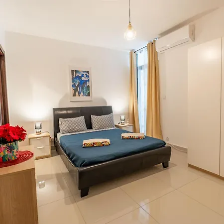 Spacious With Balcony Bbq & Games - Sleep 6 By Quicktrips דירה