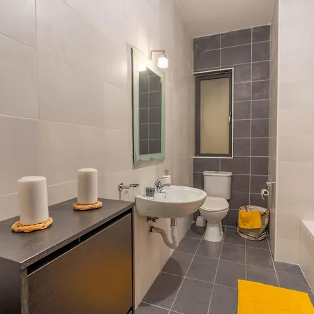 Spacious With Balcony Bbq & Games - Sleep 6 By Quicktrips Apartament *