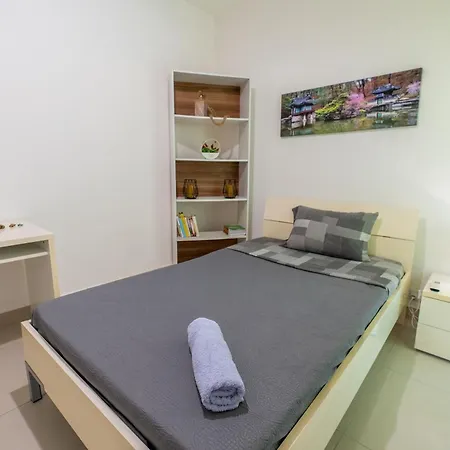 Spacious With Balcony Bbq & Games - Sleep 6 By Quicktrips St. Paul's Bay