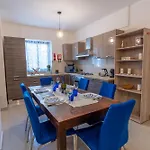 Spacious With Balcony Bbq & Games - Sleep 6 By Quicktrips Apartman *