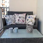 Apartman Spacious With Balcony Bbq & Games - Sleep 6 By Quicktrips *