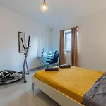 Spacious With Balcony Bbq & Games - Sleep 6 By Quicktrips