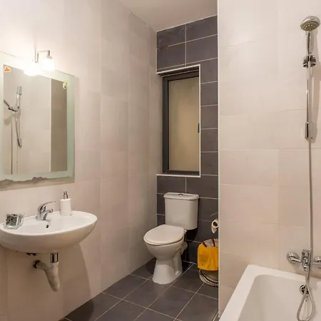 דירה Spacious With Balcony Bbq & Games - Sleep 6 By Quicktrips *
