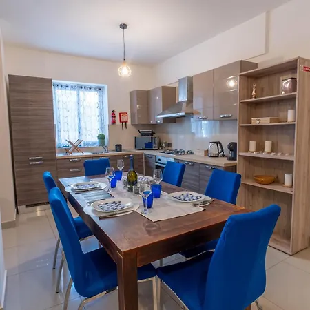 Spacious With Balcony Bbq & Games - Sleep 6 By Quicktrips דירה *